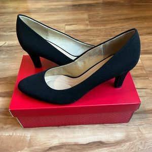 Kelly & Katie Black Heels Comes With New Box (Size 9)